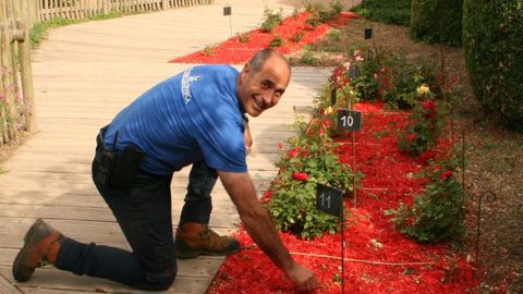 Dominique Lamy, responsable paysage de Terra Botanica, devant les parcelles d’observation permanente d’Excellence végétale identifiées en rouge.  ©  L. K.-P. 